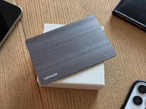 La carte Lenvorat posée sur sa boîte