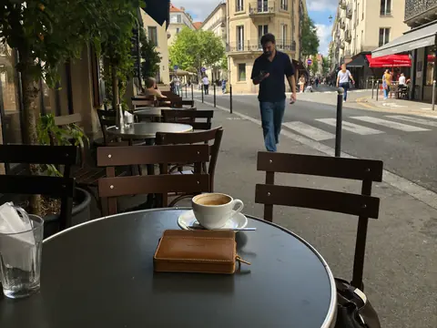 Un portefeuille oublié sur la table d'un café