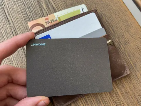 La carte Lenvorat glissée dans la fente d'un portefeuille