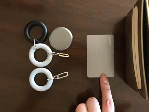 Des traceurs ronds de porte-clés à côté de la carte plate Lenvorat