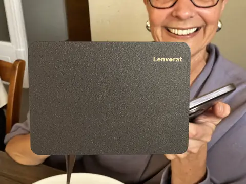 Une femme associe la carte Lenvorat à son téléphone
