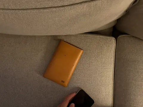 Un portefeuille glissé entre les coussins d'un canapé